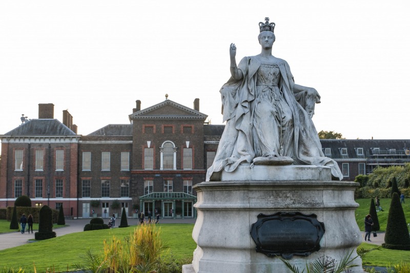 Statue of Queen Victoria, Kensington Palace