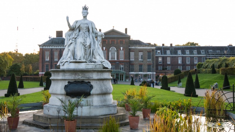 Statue of Queen Victoria, Kensington Palace