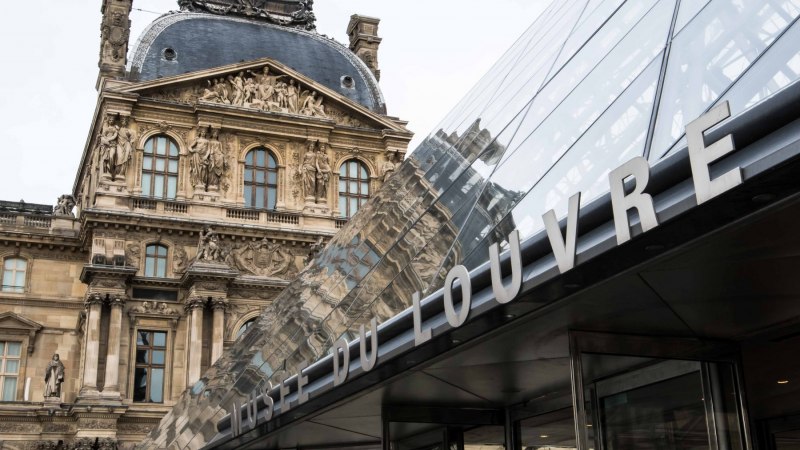 THE LOUVRE MUSEUM