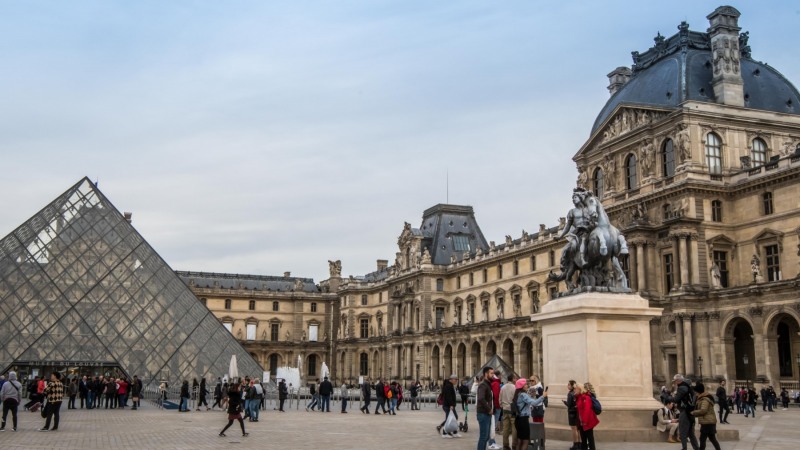 THE LOUVRE MUSEUM