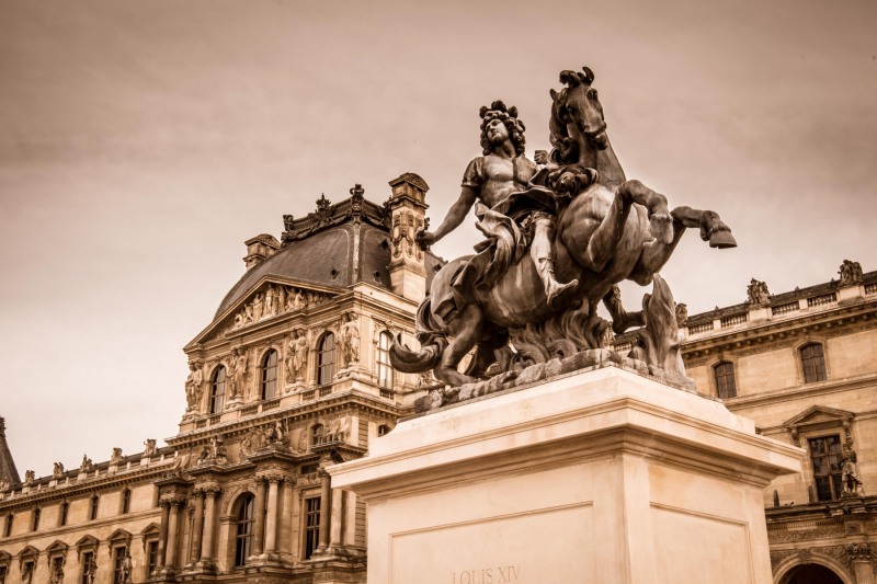 THE LOUVRE MUSEUM