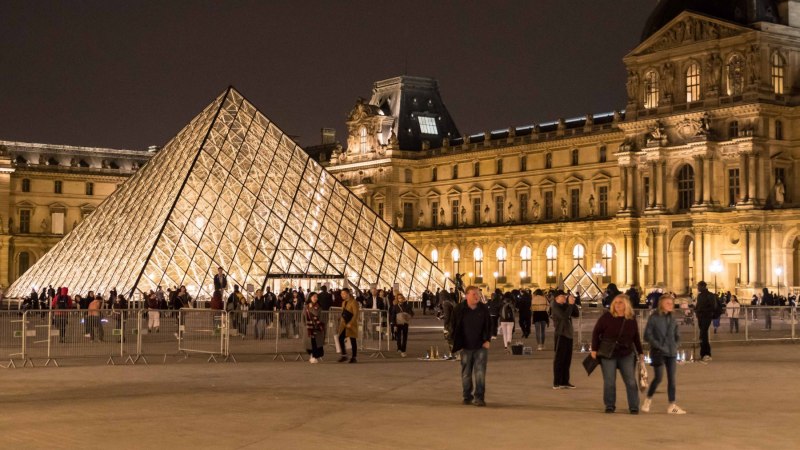 THE LOUVRE MUSEUM