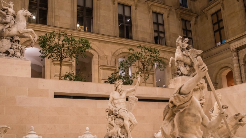 LOURVE MAIN WING